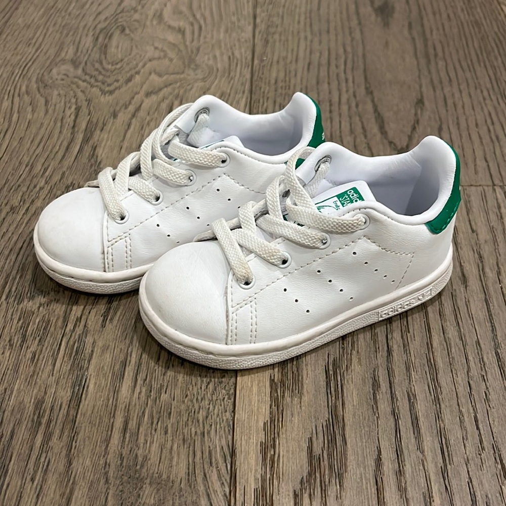 Toddler Adidas Stan Smith sneakers, size 5
